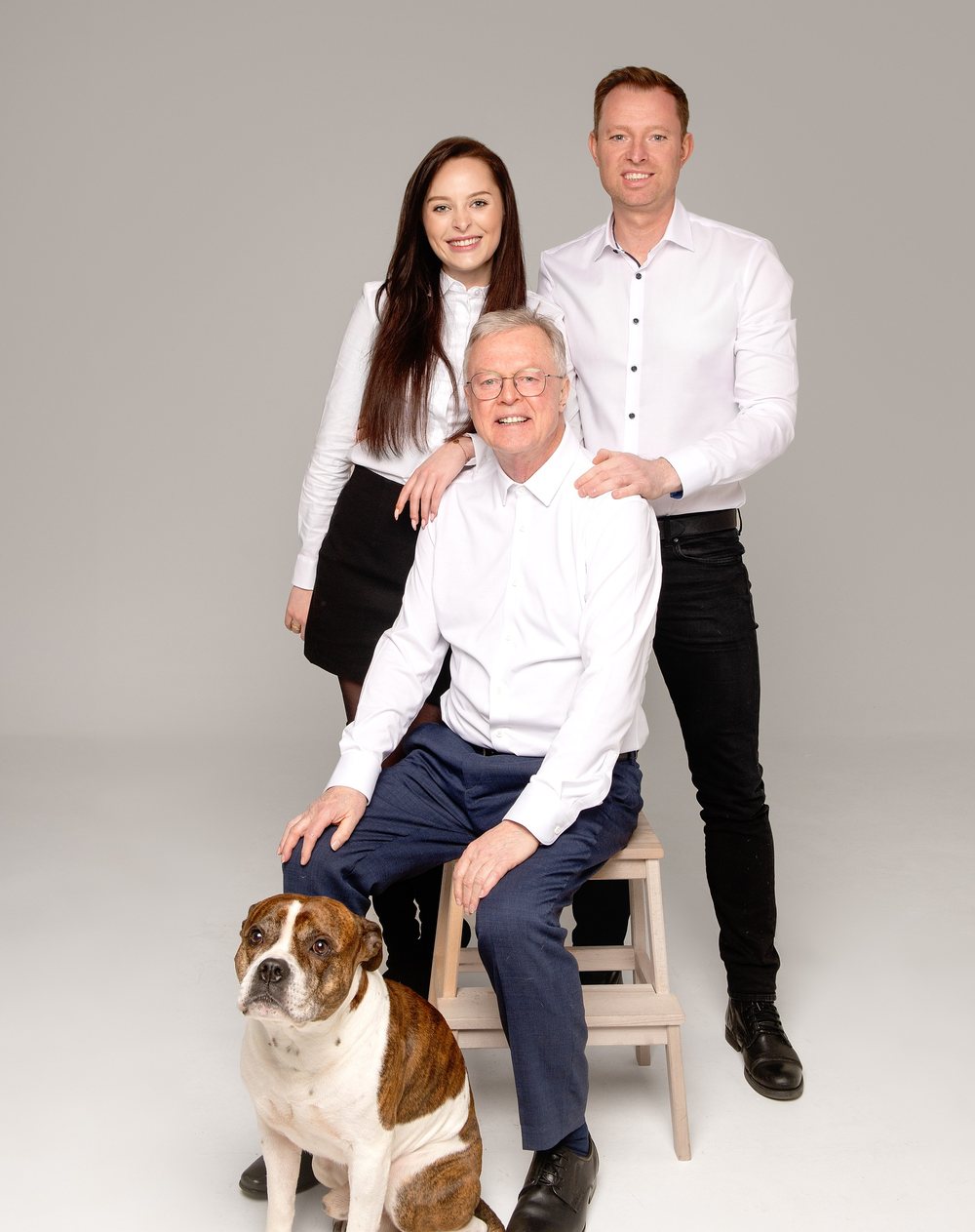 Das Team von AUSTEN Energieprojektmanagement: Victoria Austen, Robert Austen, Dr. Jochen Roemer und Bürohund Marley.